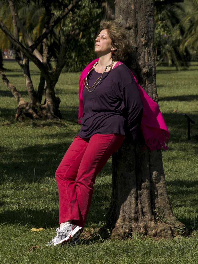 Zuhörerin am Baum | Listener leaning at a tree