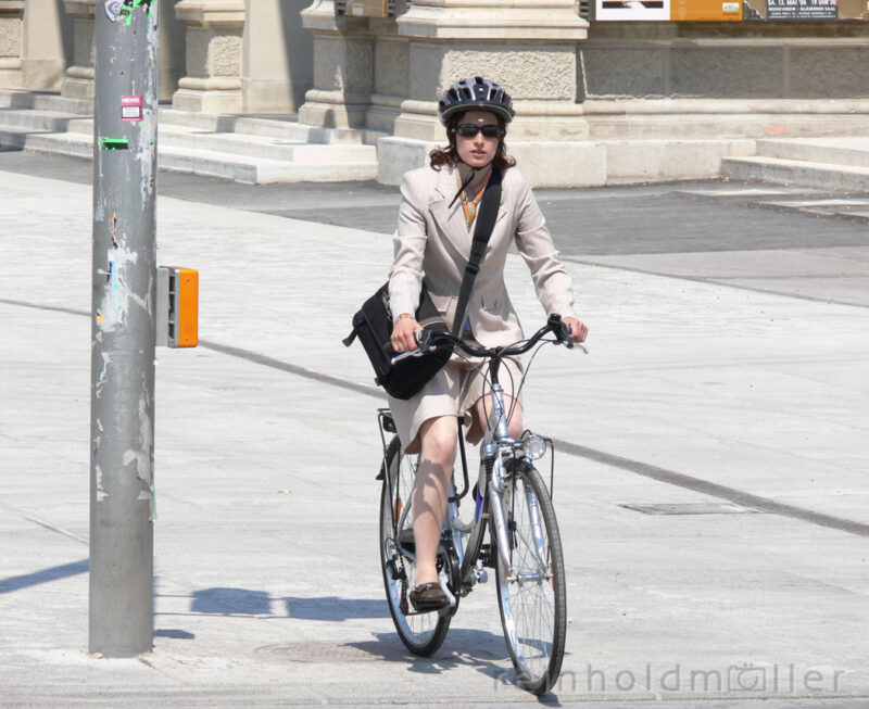 junge Frau auf Fahrrad