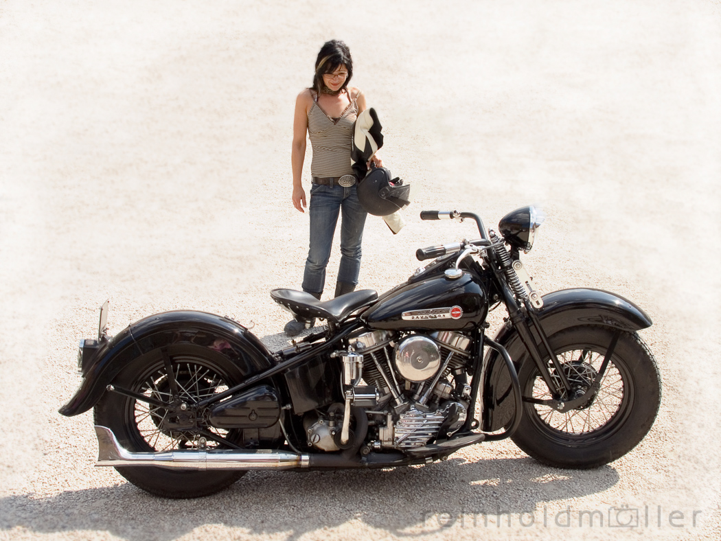 Mädchen mit Motorrad