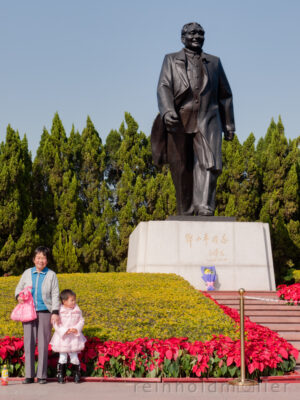 vor dem Deng Denkmal