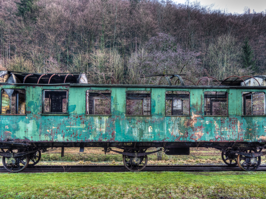 Ruine eines Eisenbahnwagens im Bahnof Behringersmühle