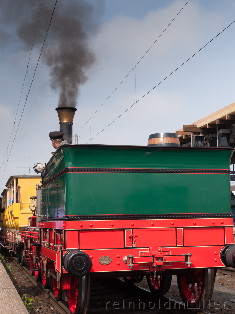 historischer Eisenbahnzug mit Adler Lokomotive