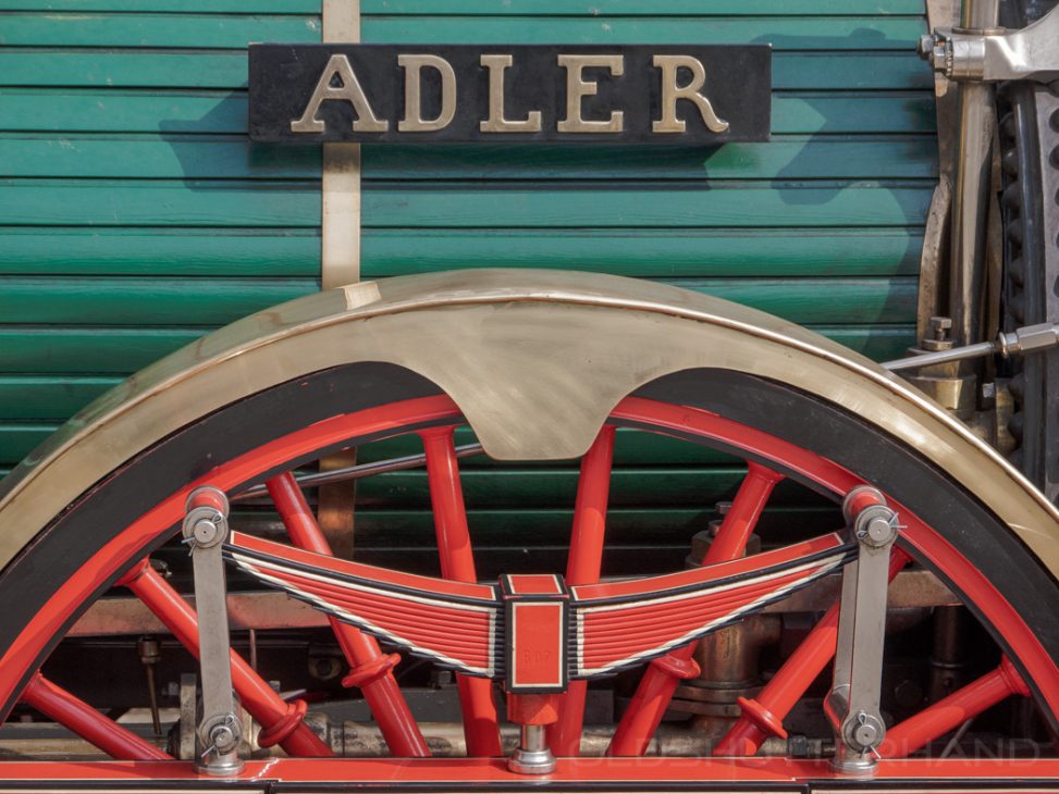 historischer Eisenbahnzug mit Adler Lokomotive
