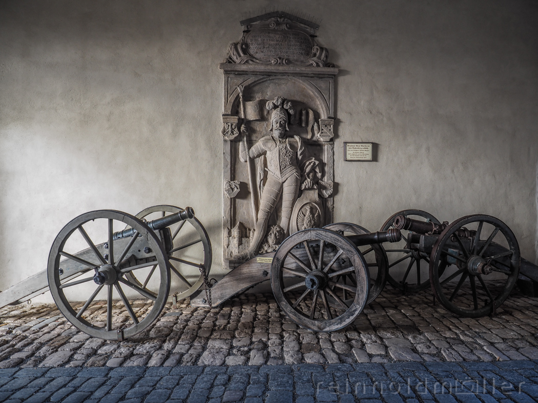 Grabplatte und Kanonen auf der Altenburg in Bamberg