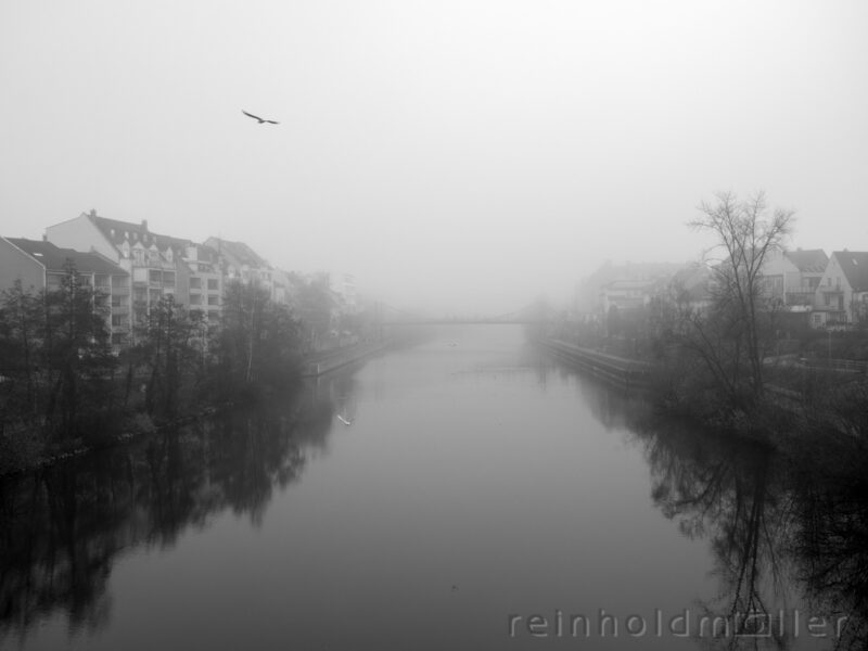 Nebel über dem Main-Donau Kanal in Bamberg