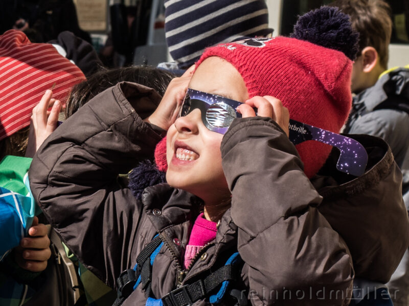 Mädchen beim beobachten der Sonnenfinsternis 2015