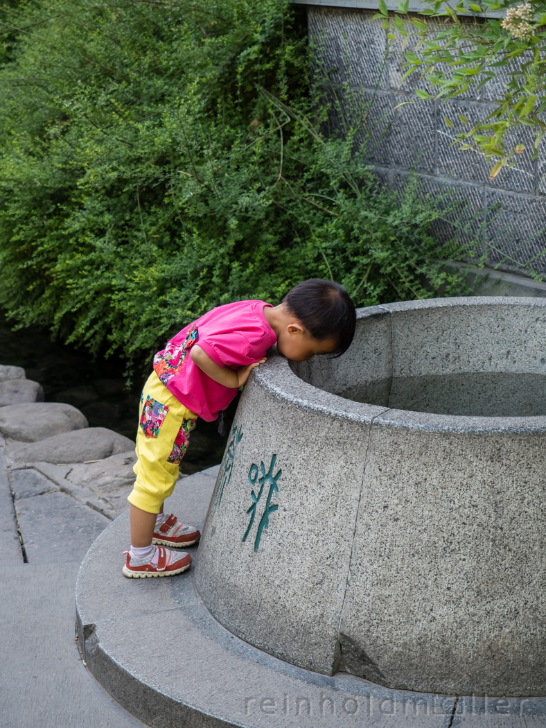 Junge im Baotu Quellpark Jinan