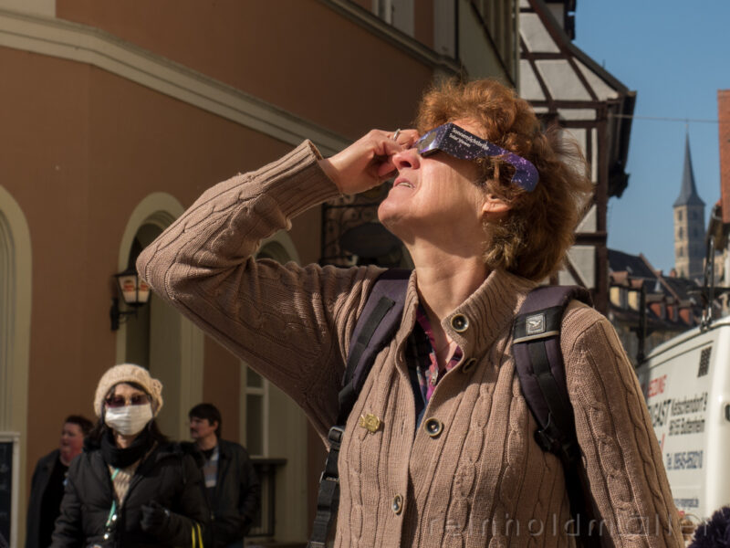 Frau beim beobachten der Sonnenfinsternis 2015